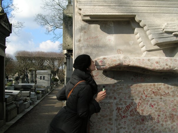 MeKissingWildesGrave